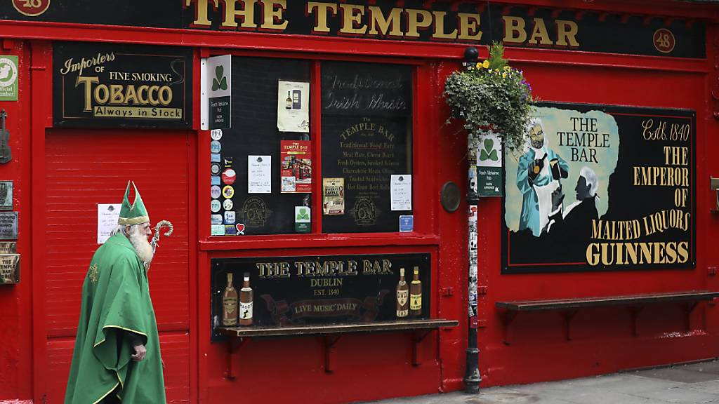 Pubs und Bars bleiben in Irland entgegen früheren Plänen vorerst weiter geschlossen. Die Eindämmung des Coronavirus hat laut der irischen Regierung Priorität. (Archivbild)