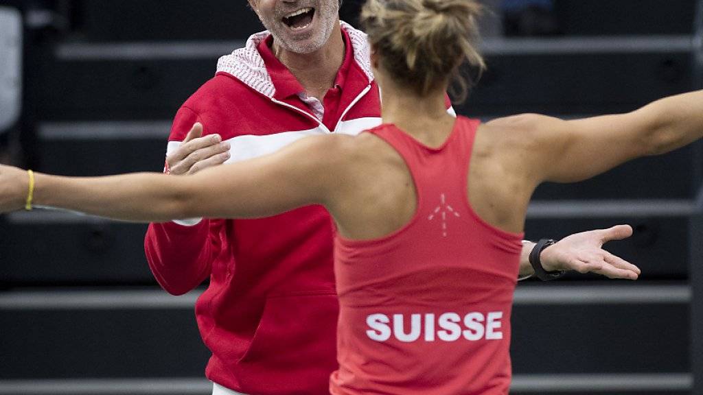 Einer der Schweizer Trümpfe: Captain Heinz Günthardt freut sich beim Erstrunden-Sieg über Italien mit Viktorija Golubic