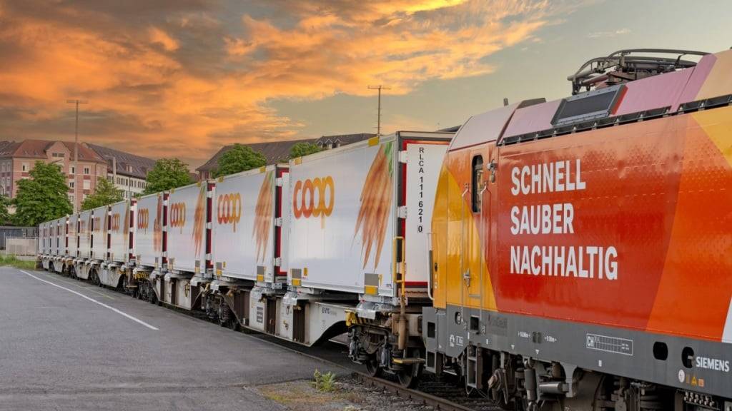 Coop eröffnet am Freitag ein neues Umladezentrum in Zürich. Dort sollen ab sofort Waren per Zug aus der regionalen Verteilzentrale im Aargau ankommen. (Archivbild)