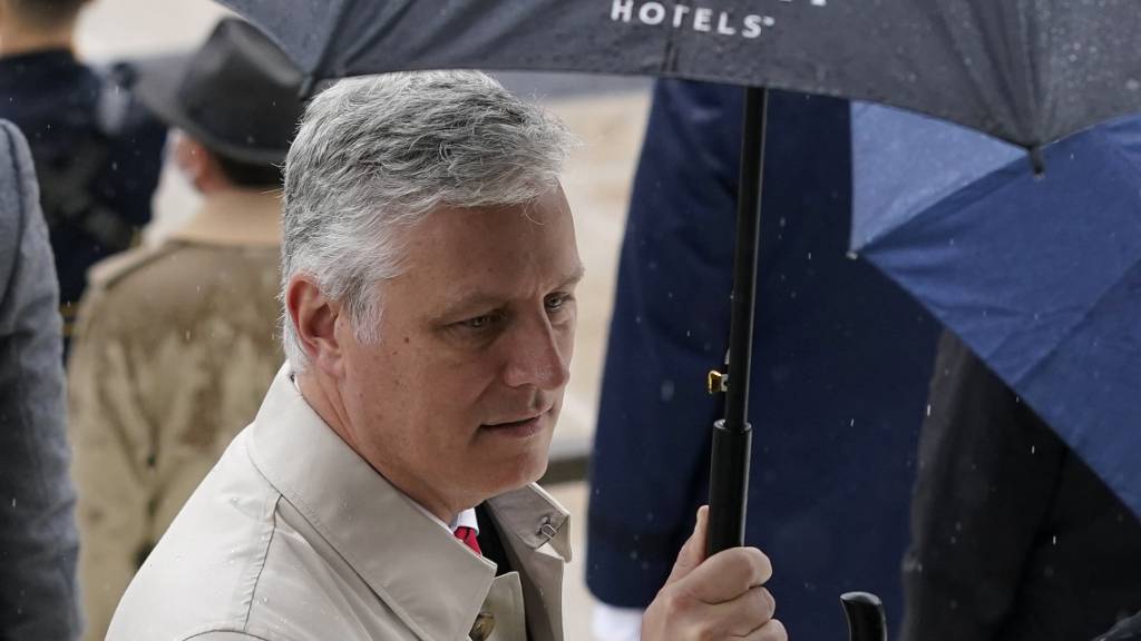 Robert O'Brien, Nationaler Sicherheitsberater des US-Präsidenten Trump, mit Regenschirm mit dem Logo «Trump Hotels». Foto: Patrick Semansky/AP/dpa
