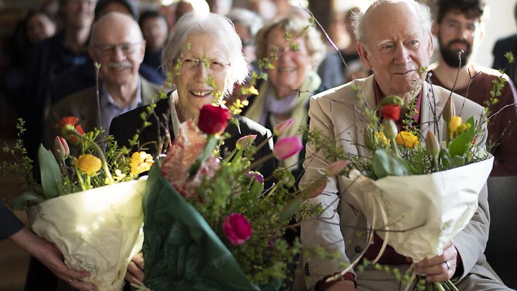 Die Schweizer Autorin Helen Meier sitzt neben Autor Franz Hohler, anlässlich einer Feier zu ihrem 90. Geburtstag am Mittwoch in Trogen.
