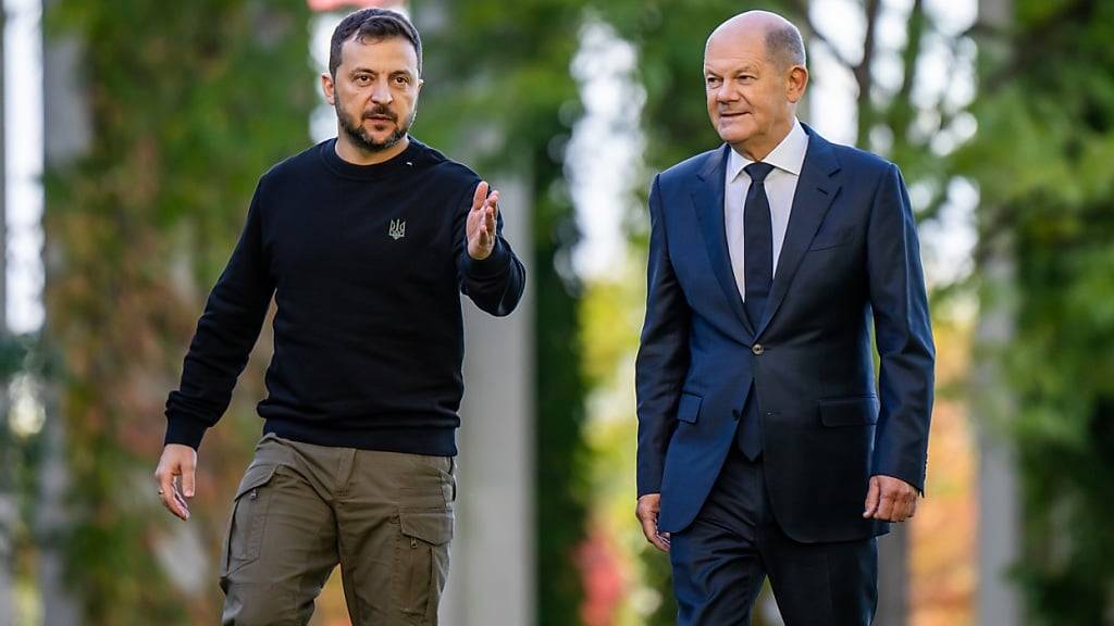 ARCHIV - Bundeskanzler Olaf Scholz (SPD), geht neben Wolodymyr Selenskyj (l), Präsident der Ukraine, zu einem Statement im Bundeskanzleramt. Foto: Michael Kappeler/dpa