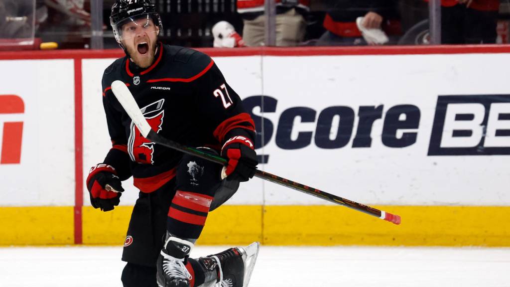 Im Spiel gegen die Philadelphia Flyers bringt Nikolaj Ehlers die Carolina Hurricanes nach Rückstand wieder heran