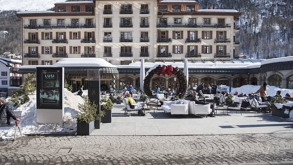 Die Schweizer Hoteliers haben im vergangenen Winter etwas mehr Gäste empfangen können als im Jahr davor. (Symbolbild)