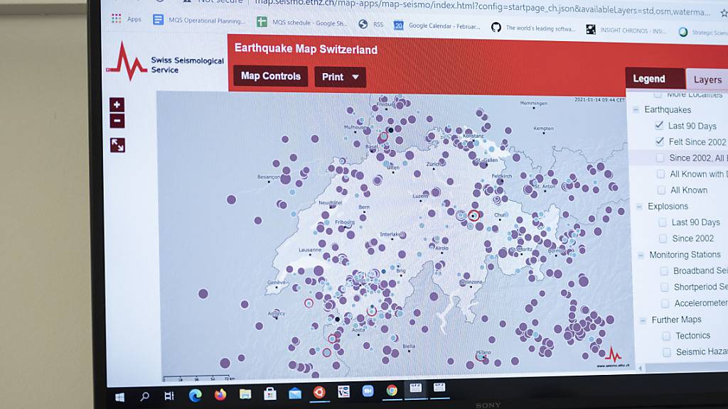 Eine Karte mit Erdbeben auf einem Bildschirm beim Schweizerischen Erdbebendienst der ETH Zürich (SED). (Archivbild)