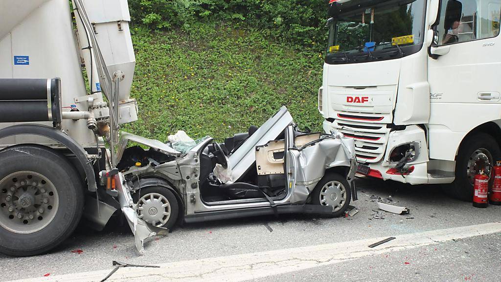 Ein Albtraum für Autofahrer: Zwischen zwei schweren Sattelschleppern wurde der Kleinwagenlenker bei einem Auffahrunfall in Untersiggenthal AG eingeklemmt.