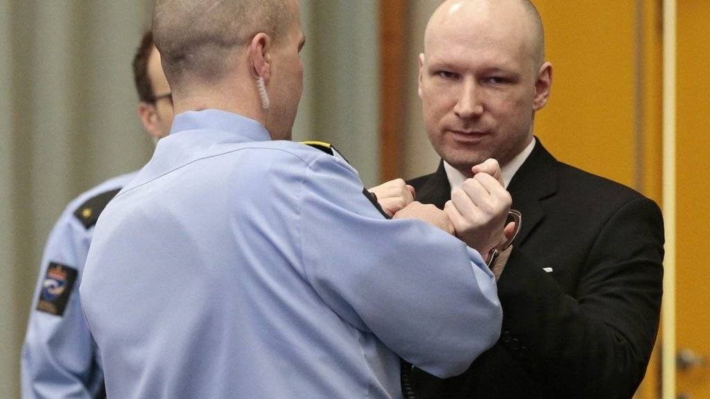 Verlangt bessere Haftbedingungen: der norwegische Attentäter Anders Behring Breivik, hier in der für das Verfahren genutzten Turnhalle des Gefängnisses Skien, in welchem er in Isolationshaft sitzt