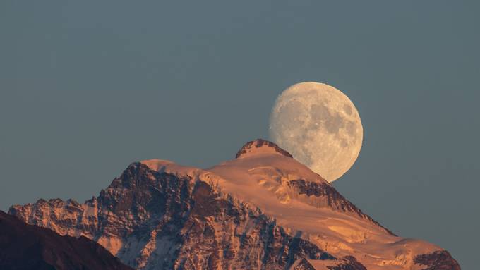 So schön scheint der Mond aktuell über der Jungfrau