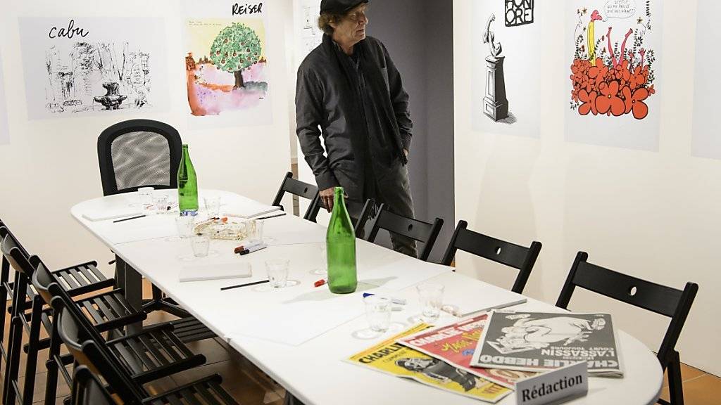 Der Karikaturist Raymond Burki in der Ausstellung «Relire Charlie Hebdo» im Haus der Pressezeichnungen in Morges.