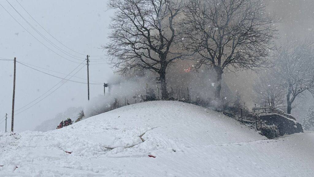 In Sool GL stand ein Ferienhaus in Vollbrand. Die Schneeverhältnisse erschwerten die Löscharbeiten.