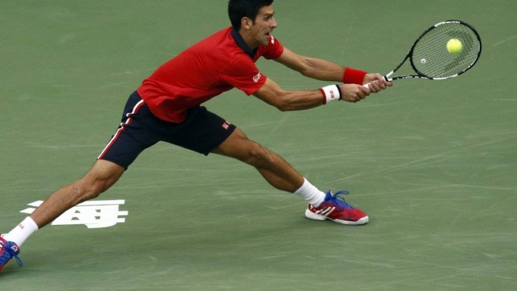 Novak Djokovic schlägt eine Rückhand in extremis