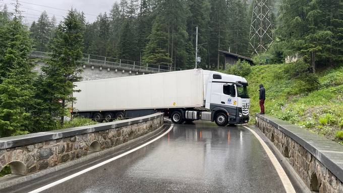 Lastwagen-Chauffeur ignoriert Signale und bleibt bei Albulapass stecken