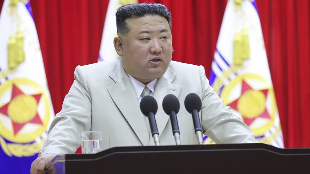 HANDOUT - Kim Jong Un, Machthaber von Nordkorea, spricht während seines Besuchs im Marinehauptquartier in Nordkorea am 27. August 2023. Foto: KCNA/KNS via AP/dpa - ACHTUNG: Nur zur redaktionellen Verwendung und nur mit vollständiger Nennung des vorstehenden Credits bis zum 13. September 2023