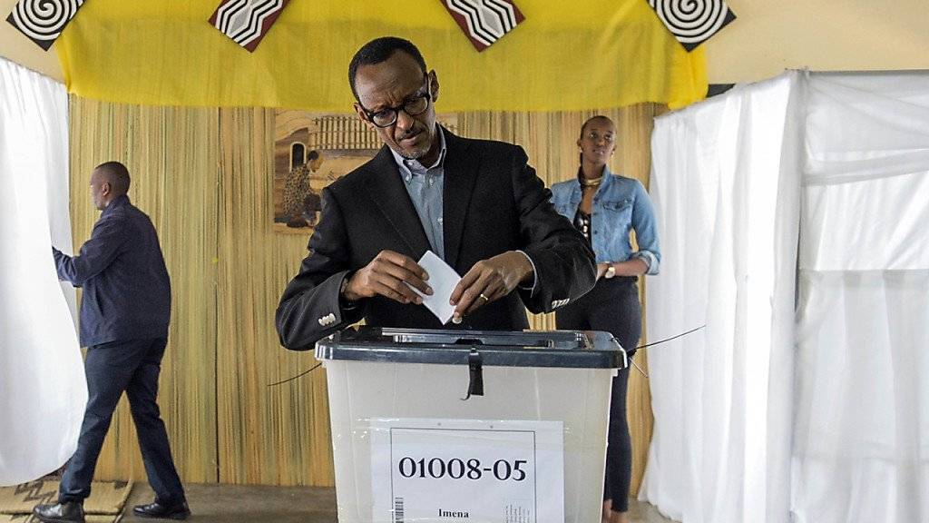 Ruandas Präsident Paul Kagame gibt in Kigali seine Stimme ab - die Mehrheit hat zu seinen Gunsten entschieden.