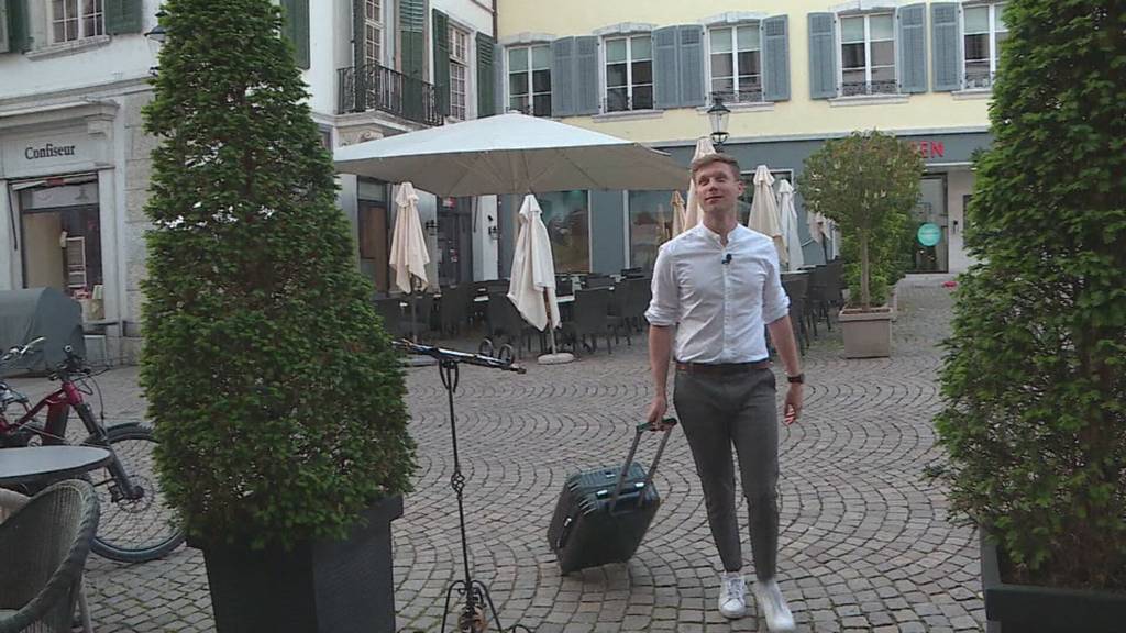 Ausgestellt: Unser Moderator Alain Röllin übernachtet in einem Schaufenster in Solothurn
