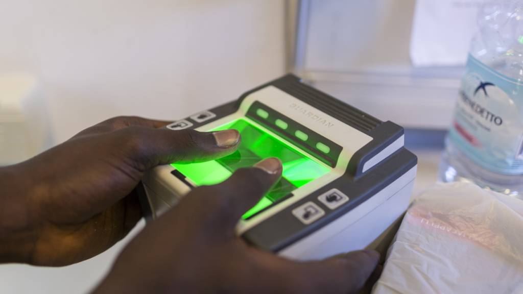 Von Asylbewerberinnen und -bewerbern werden neu zusätzlich zu Fingerabdrücken etwa auch Gesichtsbilder und biometrische Daten in der europäischen Datenbank Eurodac gespeichert. (Archivbild)