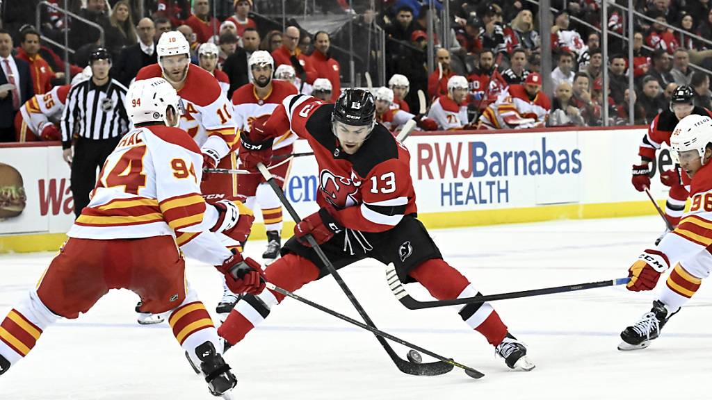 Nico Hischier von den New Jersey Devils im Spiel gegen die Calgary Flames