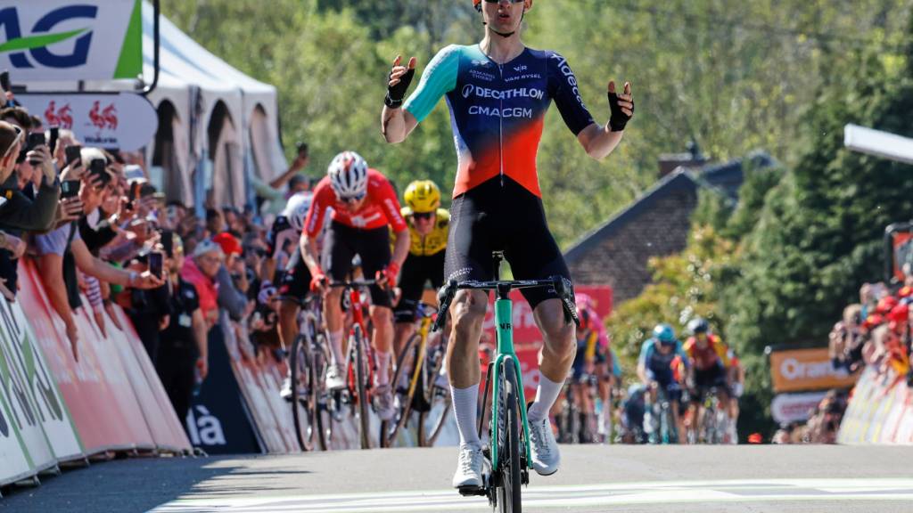Paul Seixas überquert die Ziellinie als Erster, dahinter sprintet Mauro Schmid zu Platz 2