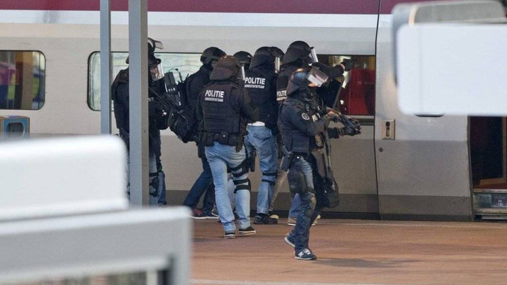 Sondereinheiten der niederländischen Polizei überwältigten am Rotterdamer Hauptbahnhof den Mann, der sich stundenlang im internationalen Zug Thalys verschanzt hatte