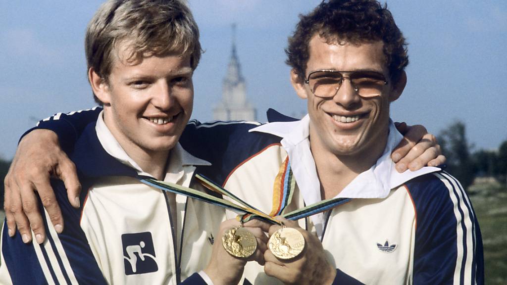 Röthlisberger posiert mit Robert Dill-Bundi, dem anderen Schweizer Olympiasieger von 1980