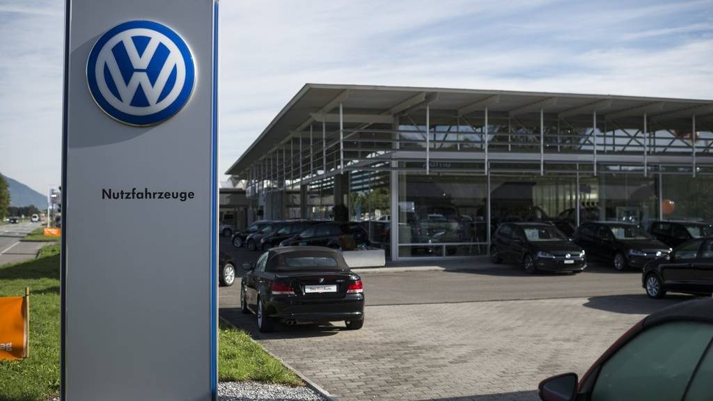 Blick auf das Logo von VW vor einer Garage der Amag-Gruppe, des VW-Importeurs fuer die Schweiz, aufgenommen am Freitag, 25. September 2015, in Buchs. (KEYSTONE/Gian Ehrenzeller)