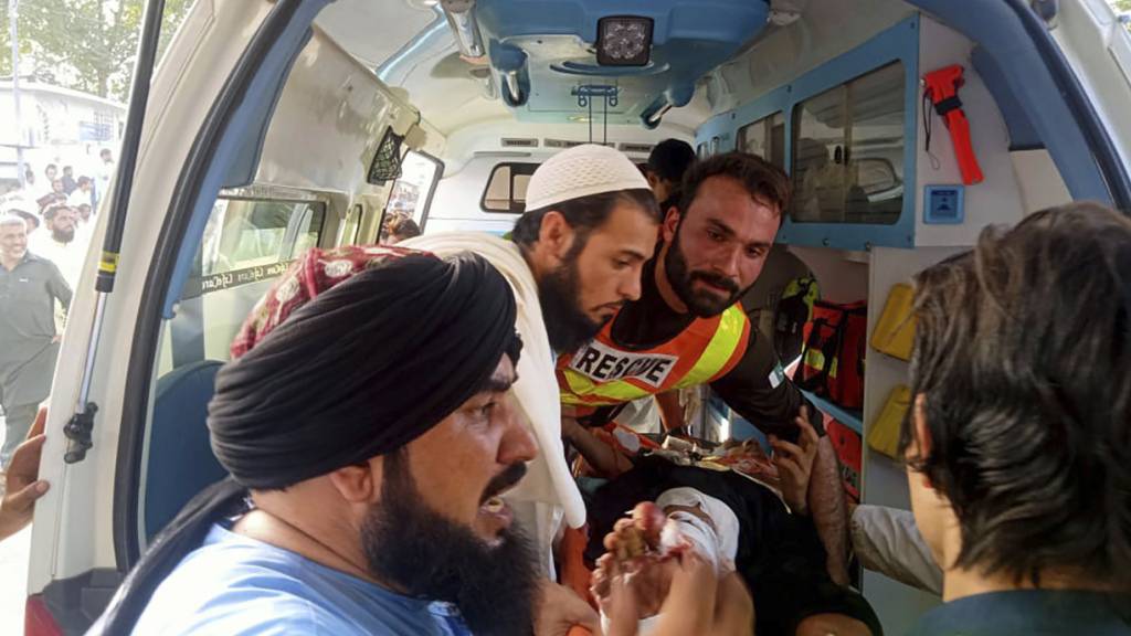 HANDOUT - Rettungskräfte tragen einen Verwundeten nach einer Bombenexplosion zu einem Rettungswagen. Foto: Uncredited/Rescue 1122 Head Quarters/AP - ACHTUNG: Nur zur redaktionellen Verwendung und nur mit vollständiger Nennung des vorstehenden Credits