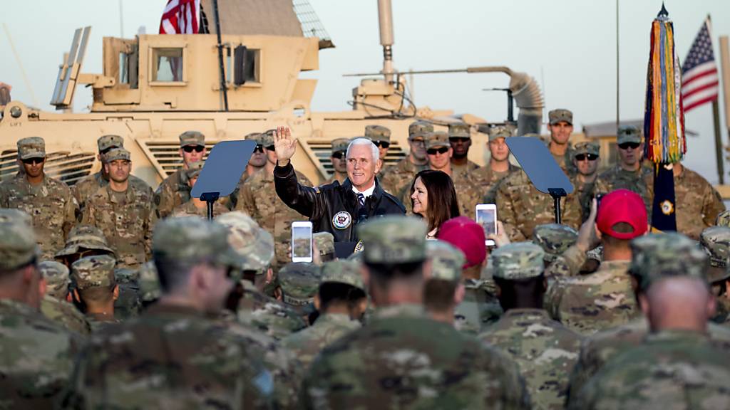 US-Vizepräsident Mike Pence spricht zu US-Soldaten am Flughafen von Erbil, der Hauptstadt der kurdischen Autonomiegebiete im Nordirak.