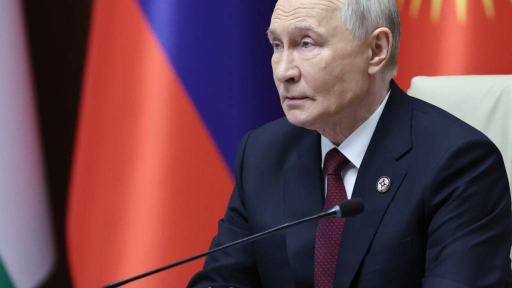 Das von der staatlichen russischen Nachrichtenagentur Sputnik via AP verbreitete Bild zeigt den russischen Präsident Wladimir Putin, der an einem Gipfeltreffen der Organisation des Vertrags über kollektive Sicherheit (OVKS) im Verwaltungskomplex Yntymak-Manas Ordo teilnimmt. Foto: Alexander Kazakov/Pool Sputnik Kremlin/AP/dpa