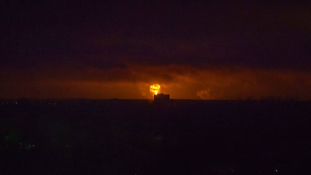 Ein massiver russischer Raketenangriff im Gebiet Lwiw löste einen Brand aus. Foto: Artur Abramiv/ZUMA Press Wire/dpa