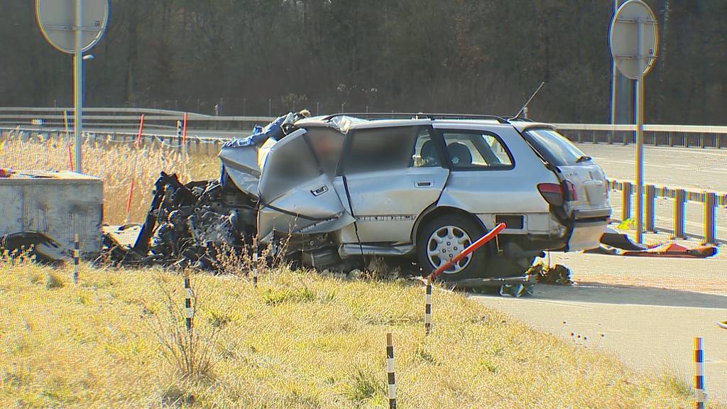 Tödlicher Unfall auf A51 bei Bülach: Auto kollidiert mit Betonelement 