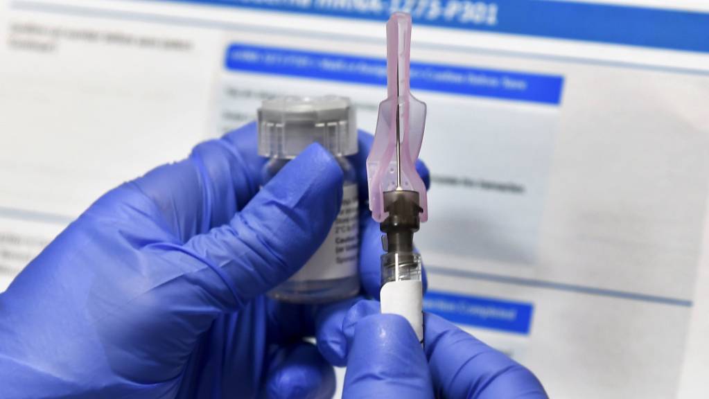 Eine Krankenschwester bereitet eine Spritze mit einem potenziellen Impfstoff der US-Biotech-Firma Moderna gegen Covid-19 vor. Foto: Hans Pennink/AP/dpa