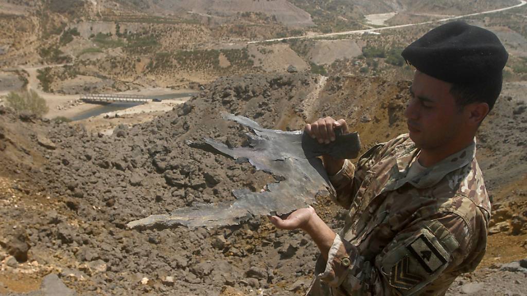 Ein Soldat der libanesischen Armee zeigt einen Teil einer israelischen Rakete, die bei einem Luftangriff auf das Ackerland im Südlibanon abgeschossen wurde. Foto: Mohammed Zaatari/AP/dpa Foto: Mohammed Zaatari/AP/dpa