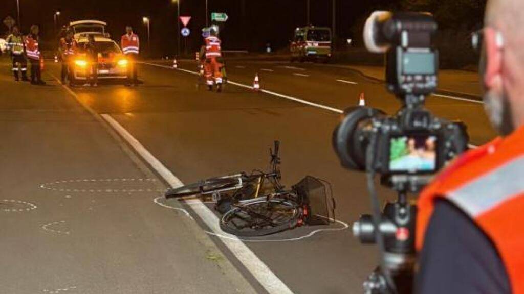 Weshalb der E-Bike-Fahrer stürzte, war zunächst unklar.