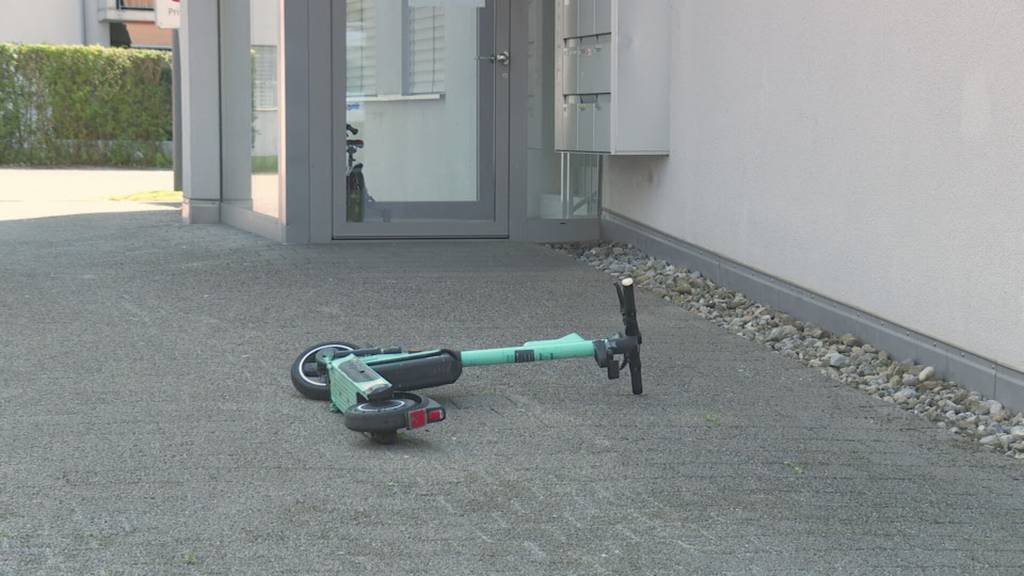 Trottinett-Ärger: In Uzwil stehen wegen des Mobiltätskonzepts der Gemeinde und der Firma Bühler die E-Scooter verstreut