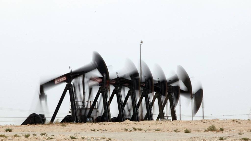 Erdölpumpen in Bahrain: Die Energieagentur erwartet, dass das Überangebot mindestens bis Ende 2016 anhält-