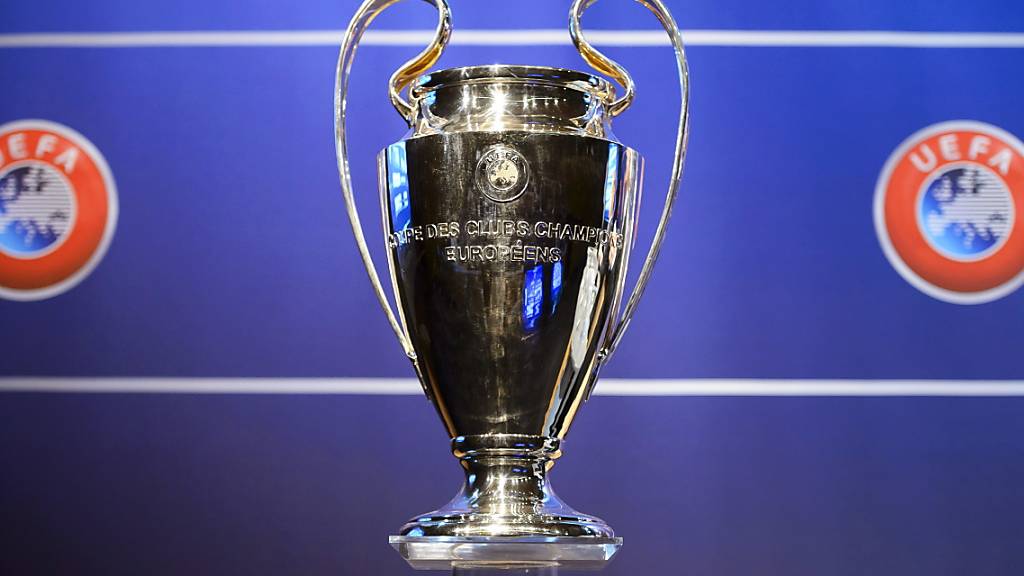 Der Champions-League-Pokal wird womöglich erst im August in die Höhe gestemmt.