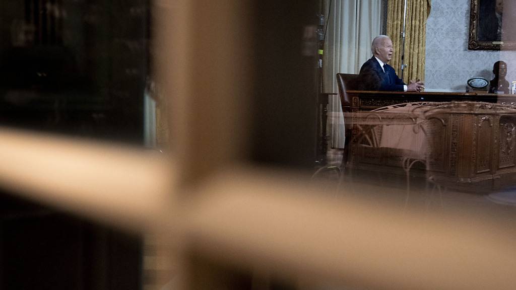 dpatopbilder - Joe Biden, Präsident der USA, spricht im Oval Office des Weißen Hauses über den Krieg in Nahost und der Ukraine. Biden hat beim US-Kongress ein umfassendes Hilfspaket unter anderem für die Ukraine und Israel beantragt. Foto: Andrew Harnik/AP