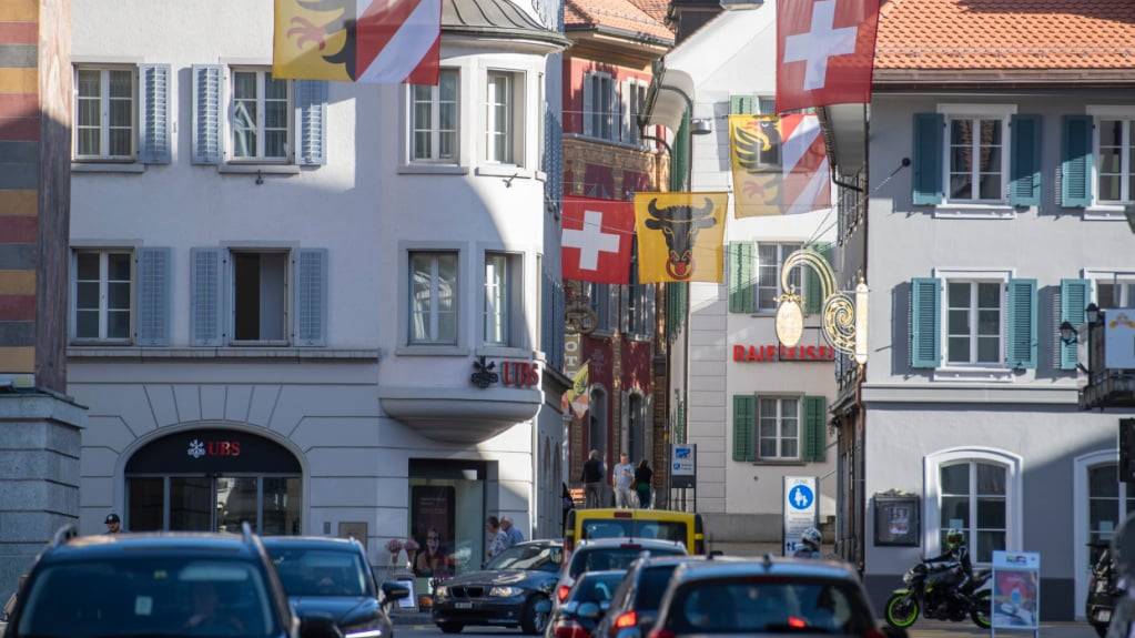 Der Verkehr am Abend in der Tellsgasse im Dorf Altdorf UR. (Archivbild)