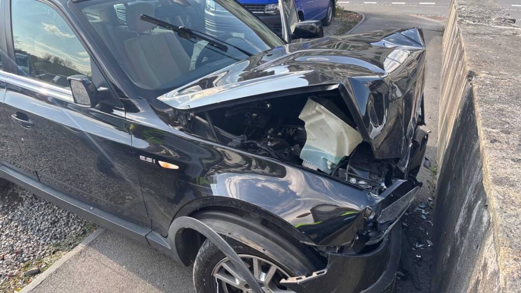 Ein Bild von der Unfallstelle zeigt die Heftigkeit des Aufpralls.