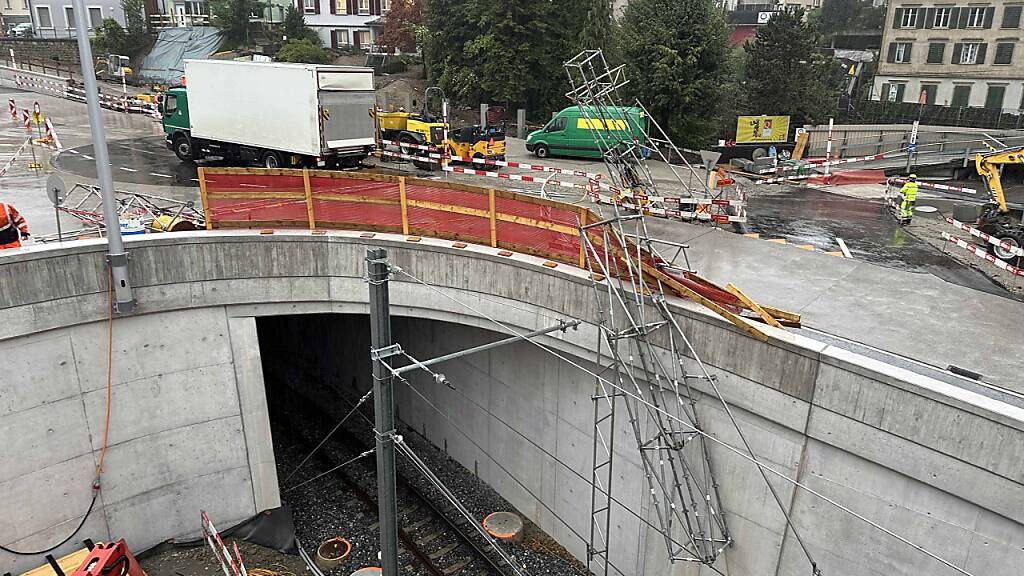 Der Lastwagen war für die Durchfahrt der Baustelle zu hoch. Ein Teil der Gerüste fiel auf die Bahnschienen.