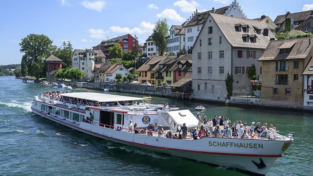 Die Schifffahrtsgesellschaft URh hat die Kursschifffahrt zwischen Diessenhofen TG und Stein am Rhein SH eingestellt. Die Wassertiefe beträgt stellenweise nur noch 1,15 Meter. (Archivbild)