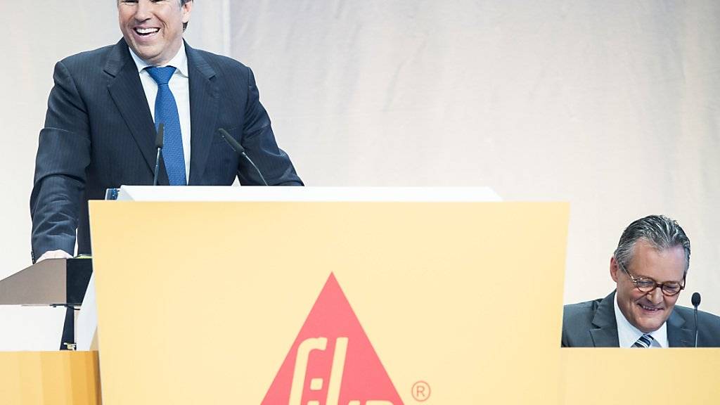 Die Sika-Führung um Konzernchef Jan Jenisch (links) und Verwaltungsratspräsident Paul Hälg kämpft weiter gegen die Übernahme durch den französischen Baustoffkonzern Saint-Gobain. (Archivbild)