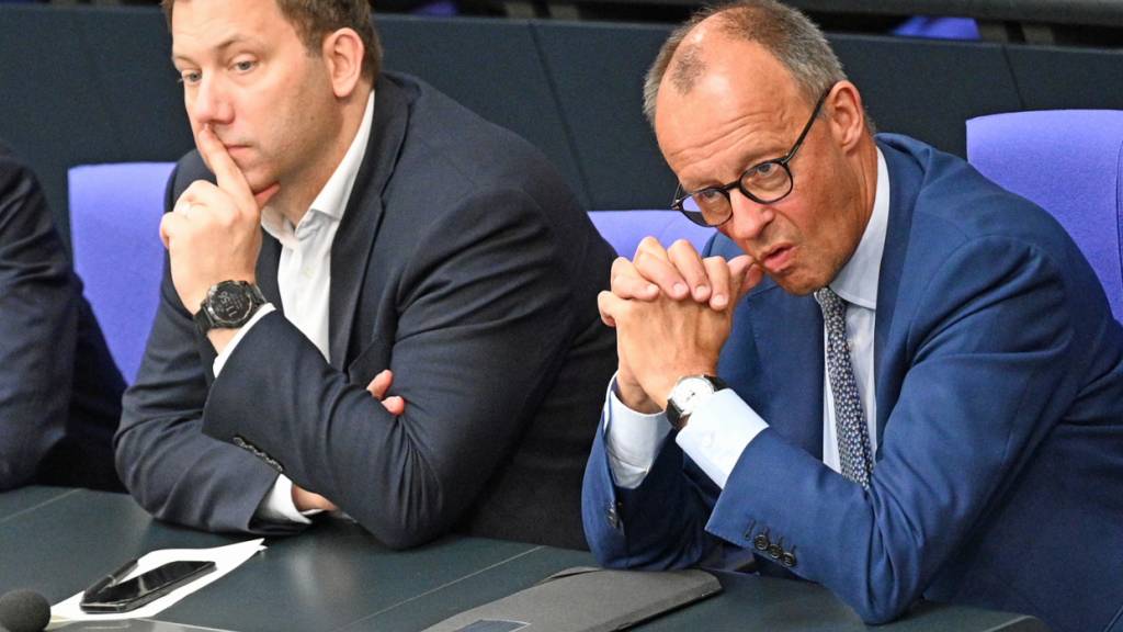ARCHIV - Bundeskanzler Friedrich Merz (CDU, r) verfolgt die Debatte neben Lars Klingbeil (SPD), Bundesminister der Finanzen, im Bundestag. Thema ist die Absetzung des Tagesordnungspunktes der Wahl von Richtern für das Bundesverfassungsgericht. Foto: Niklas Treppner/dpa