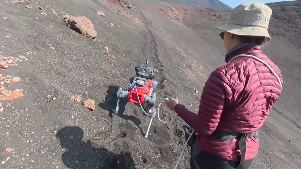 Roboterhund soll am Vulkan Ätna giftige Gase erschnüffeln