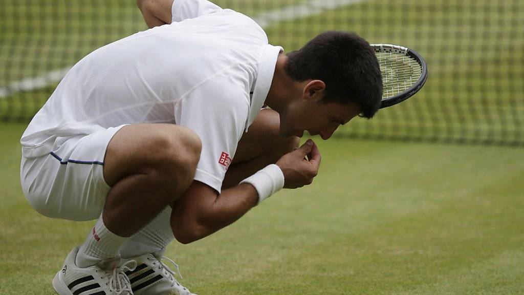 Novak Djokovic feiert seinen Finalsieg gegen Roger Federer beim letzten Wimbledon-Turnier