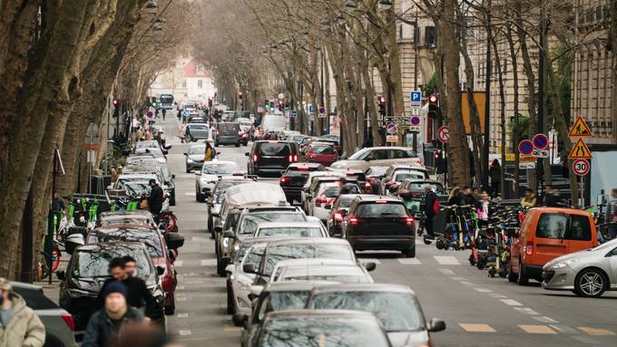 Paris beschliesst höhere Parkgebühren für SUVs