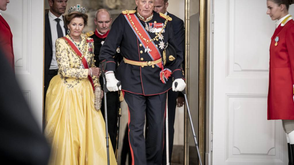 Königin Sonja wieder am Krankenbett von Harald V.