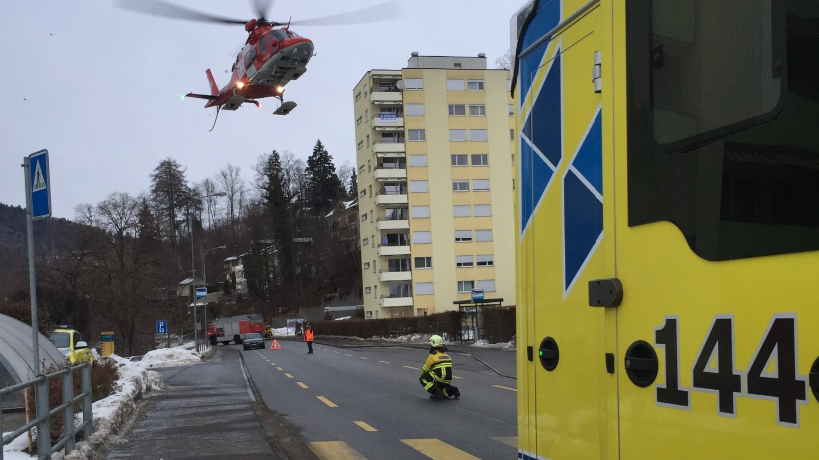 Eine 21-Jährige wurde in Wattwil angefahren und musste schwer verletzt mit der Rega ins Spital geflogen werden