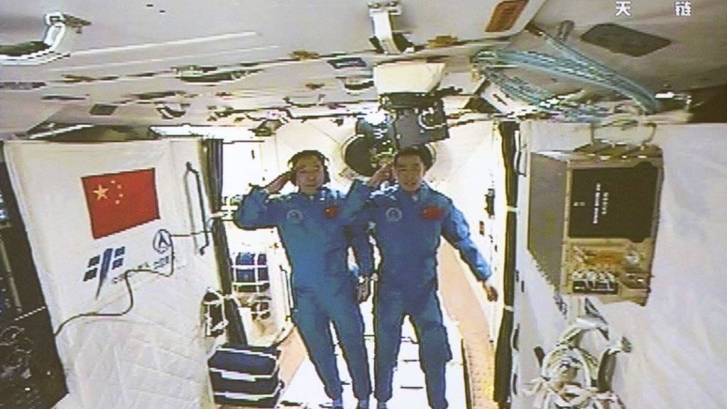 Erfolgreich angedockt: Die beiden chinesischen Astronauten Jing Haipeng (links) und Chen Dong grüssen aus dem All.