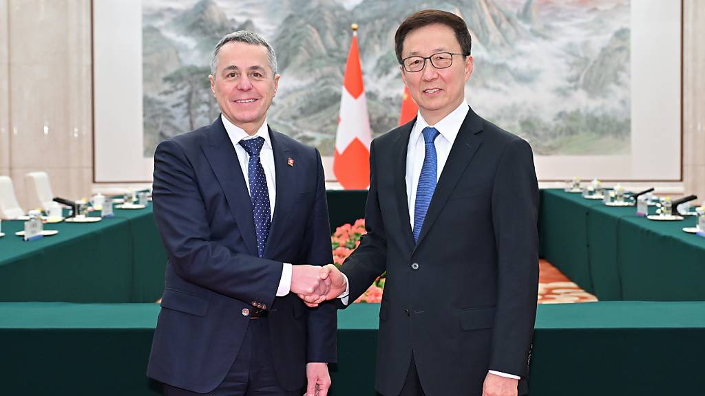 Auf Asientour für die Ukraine-Friedenskonferenz: Aussenminister Ignazio Cassis am Dienstag mit dem chinesischen Vizepräsidenten Han Zheng.